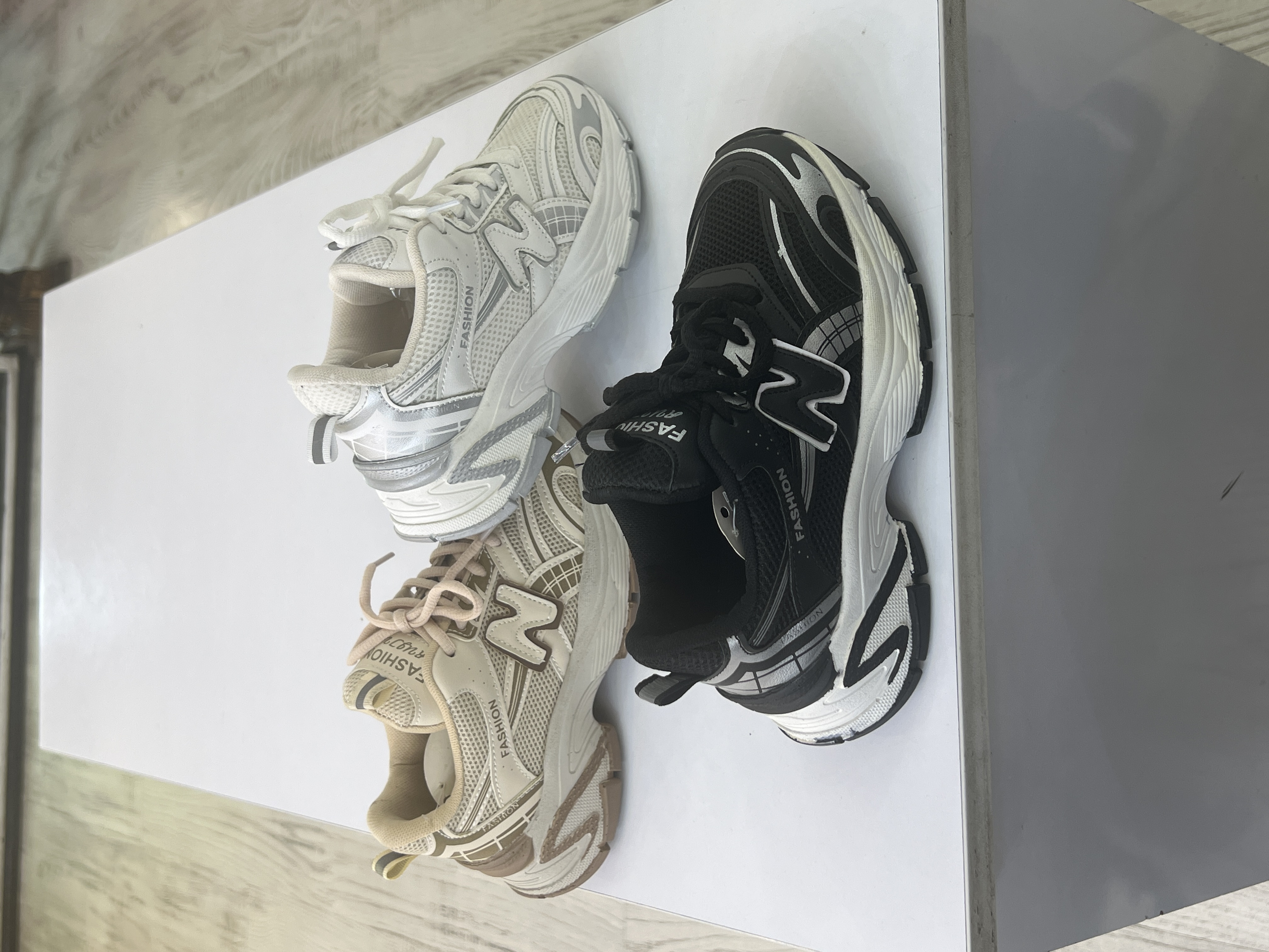 کفش کتونی بچگانه نیوبالانس New balance دارای رنگ بندی